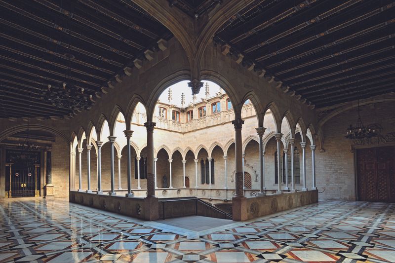 <div class='imageHoverDetail'>
             <p class='imageHoverTitle twoLineBreak'>Palau de la Generalitat. Galeria gòtica</p>
             <p class='imageHoverAutor oneLineBreak'>Autor: Antonio Lajusticia Bueno</p>
             <button class='imageHoverBtn'>Mostra els detalls de la imatge <span class='sr-only'>Palau de la Generalitat. Galeria gòtica</span></button>
             </div>