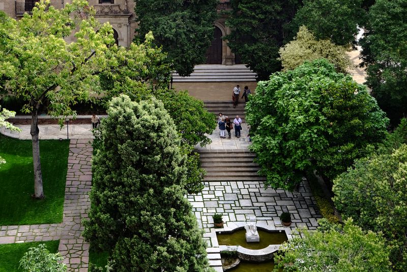 <div class='imageHoverDetail'>
             <p class='imageHoverTitle twoLineBreak'>Jardins de la Fundació Julio Muñoz Ramonet (Can Fabra). Vista aèria dels jardins</p>
             <p class='imageHoverAutor oneLineBreak'>Autor: Vicente Zambrano González</p>
             <button class='imageHoverBtn'>Mostra els detalls de la imatge <span class='sr-only'>Jardins de la Fundació Julio Muñoz Ramonet (Can Fabra). Vista aèria dels jardins</span></button>
             </div>