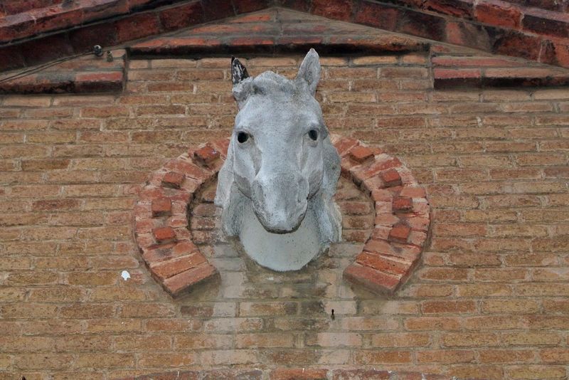 <div class='imageHoverDetail'>
             <p class='imageHoverTitle twoLineBreak'>Camp de la Creu. Escultura d'un cap de cavall en una casa</p>
             <p class='imageHoverAutor oneLineBreak'>Autor: Vicente Zambrano González</p>
             <button class='imageHoverBtn'>Mostra els detalls de la imatge <span class='sr-only'>Camp de la Creu. Escultura d'un cap de cavall en una casa</span></button>
             </div>