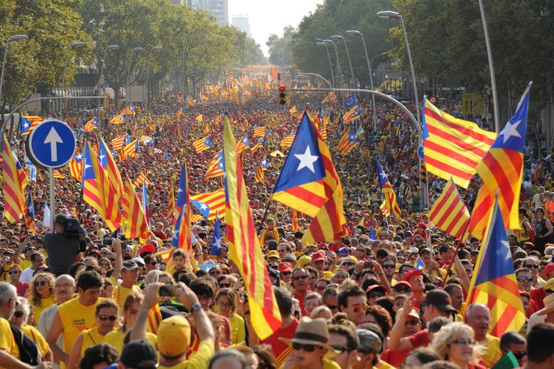 <div class='imageHoverDetail'>
             <p class='imageHoverTitle twoLineBreak'>Diada de Catalunya 2014. Manifestació independentista </p>
             <p class='imageHoverAutor oneLineBreak'>Autor: Antonio Lajusticia Bueno</p>
             <button class='imageHoverBtn'>Mostra els detalls de la imatge <span class='sr-only'>Diada de Catalunya 2014. Manifestació independentista </span></button>
             </div>