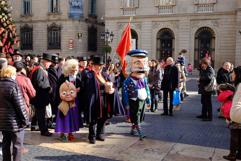 <div class='imageHoverDetail'>
             <p class='imageHoverTitle twoLineBreak'>L'Home dels Nassos arribant a la plaça de Catalunya per a la recepció amb les...</p>
             <p class='imageHoverAutor oneLineBreak'>Autor: Vicente Zambrano González</p>
             <button class='imageHoverBtn'>Mostra els detalls de la imatge <span class='sr-only'>L'Home dels Nassos arribant a la plaça de Catalunya per a la recepció amb les...</span></button>
             </div>