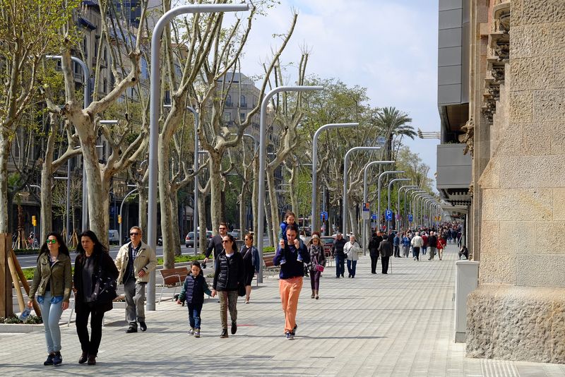 <div class='imageHoverDetail'>
             <p class='imageHoverTitle twoLineBreak'>Viu la Diagonal. Vianants passejant a l'altura de la cruïlla amb el carrer de...</p>
             <p class='imageHoverAutor oneLineBreak'>Autor: Vicente Zambrano González</p>
             <button class='imageHoverBtn'>Mostra els detalls de la imatge <span class='sr-only'>Viu la Diagonal. Vianants passejant a l'altura de la cruïlla amb el carrer de...</span></button>
             </div>