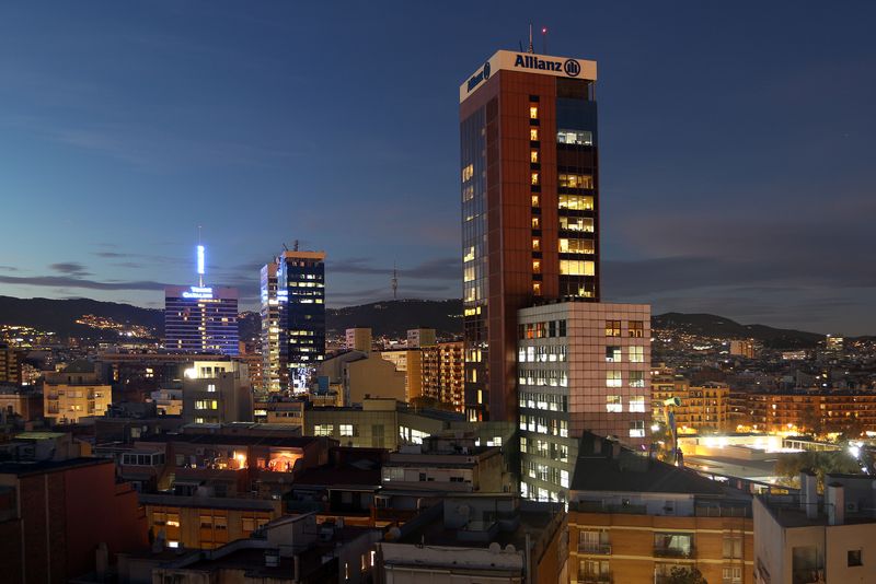 <div class='imageHoverDetail'>
             <p class='imageHoverTitle twoLineBreak'>Edificis del carrer de Tarragona a la nit</p>
             <p class='imageHoverAutor oneLineBreak'>Autor: Vicente Zambrano González</p>
             <button class='imageHoverBtn'>Mostra els detalls de la imatge <span class='sr-only'>Edificis del carrer de Tarragona a la nit</span></button>
             </div>