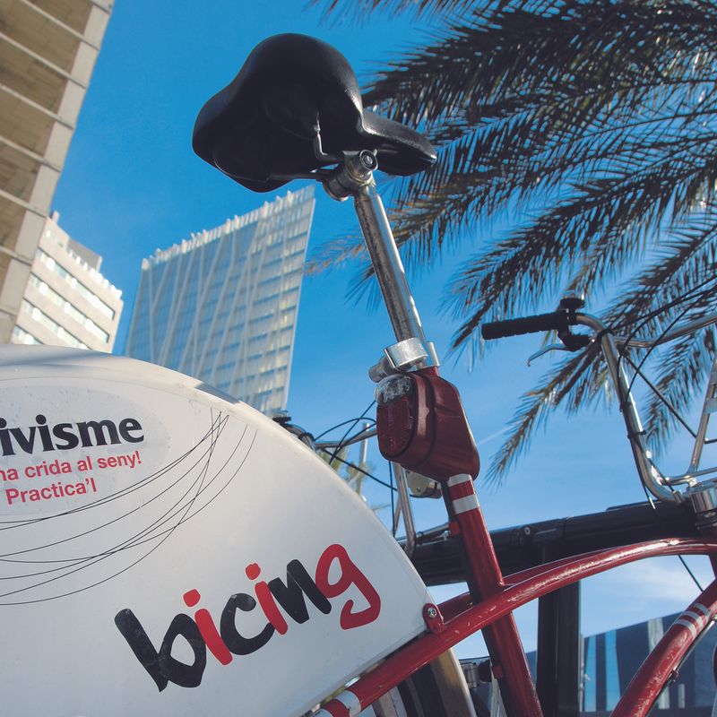 <div class='imageHoverDetail'>
             <p class='imageHoverTitle twoLineBreak'>Estació de Bicing propera al Museu Blau</p>
             <p class='imageHoverAutor oneLineBreak'>Autor: Antonio Lajusticia Bueno</p>
             <button class='imageHoverBtn'>Mostra els detalls de la imatge <span class='sr-only'>Estació de Bicing propera al Museu Blau</span></button>
             </div>