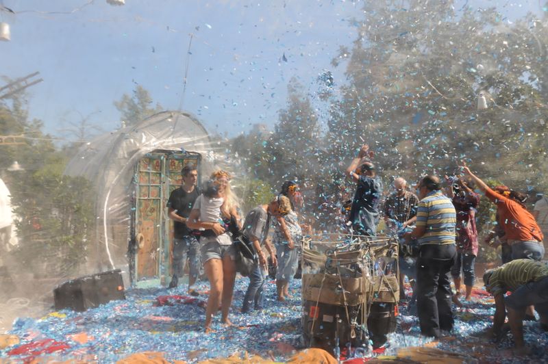 <div class='imageHoverDetail'>
             <p class='imageHoverTitle twoLineBreak'>Festes de la Mercè. Ciutadella. Bombolla gegant amb confeti</p>
             <p class='imageHoverAutor oneLineBreak'>Autor: Antonio Lajusticia Bueno</p>
             <button class='imageHoverBtn'>Mostra els detalls de la imatge <span class='sr-only'>Festes de la Mercè. Ciutadella. Bombolla gegant amb confeti</span></button>
             </div>