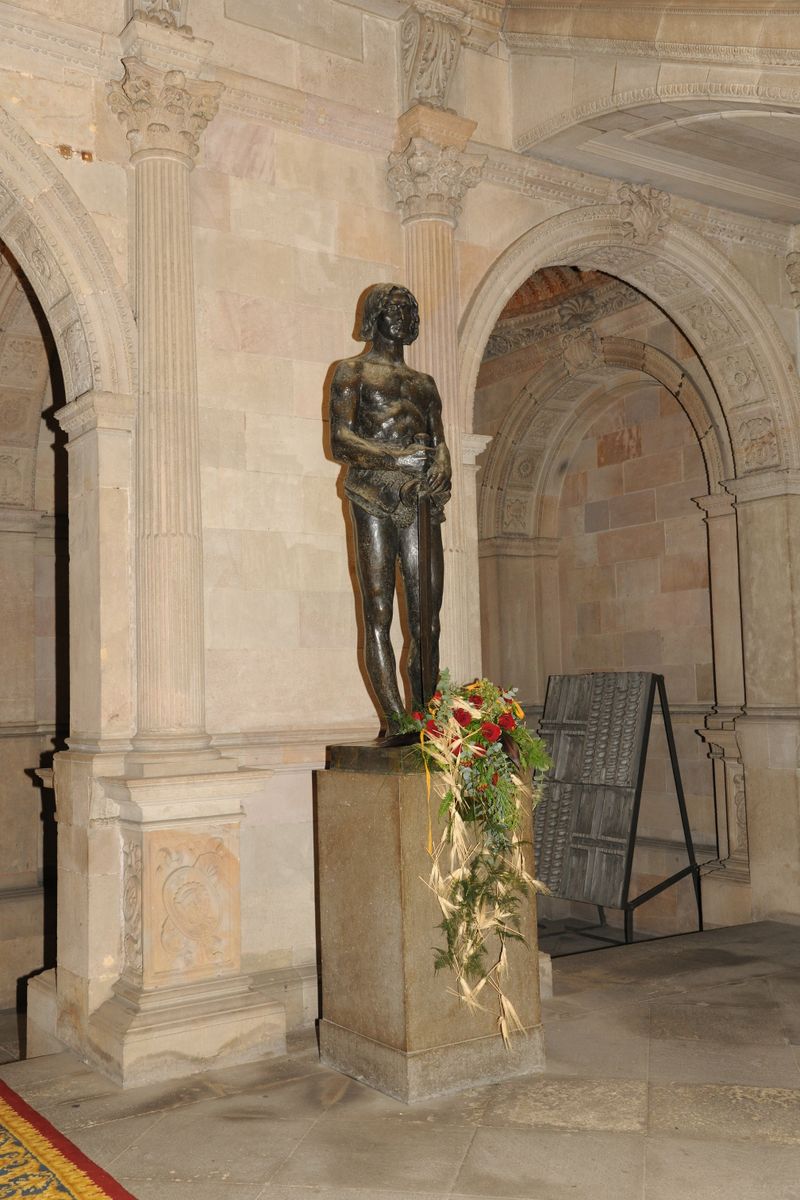 <div class='imageHoverDetail'>
             <p class='imageHoverTitle twoLineBreak'>Diada de Sant Jordi 2014. Escultura Sant Jordi de Josep Llimona a l'escala d'...</p>
             <p class='imageHoverAutor oneLineBreak'>Autor: Antonio Lajusticia Bueno</p>
             <button class='imageHoverBtn'>Mostra els detalls de la imatge <span class='sr-only'>Diada de Sant Jordi 2014. Escultura Sant Jordi de Josep Llimona a l'escala d'...</span></button>
             </div>