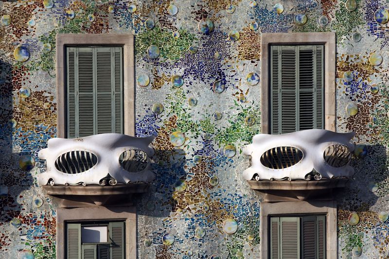 <div class='imageHoverDetail'>
             <p class='imageHoverTitle twoLineBreak'>Casa Batlló. Finestres amb balcons de ferro colat i detalls de la decoració e...</p>
             <p class='imageHoverAutor oneLineBreak'>Autor: Vicente Zambrano González</p>
             <button class='imageHoverBtn'>Mostra els detalls de la imatge <span class='sr-only'>Casa Batlló. Finestres amb balcons de ferro colat i detalls de la decoració e...</span></button>
             </div>