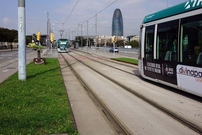 <div class='imageHoverDetail'>
             <p class='imageHoverTitle twoLineBreak'>Avinguda Meridiana, tram entre Ciutadella i plaça de les Glòries Catalanes. T...</p>
             <p class='imageHoverAutor oneLineBreak'>Autor: Vicente Zambrano González</p>
             <button class='imageHoverBtn'>Mostra els detalls de la imatge <span class='sr-only'>Avinguda Meridiana, tram entre Ciutadella i plaça de les Glòries Catalanes. T...</span></button>
             </div>