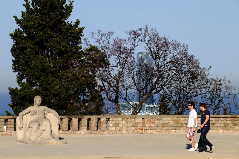 <div class='imageHoverDetail'>
             <p class='imageHoverTitle twoLineBreak'>Escultures dels jardins de Miramar. La serenitat (escultura), de Josep Clarà</p>
             <p class='imageHoverAutor oneLineBreak'>Autor: Vicente Zambrano González</p>
             <button class='imageHoverBtn'>Mostra els detalls de la imatge <span class='sr-only'>Escultures dels jardins de Miramar. La serenitat (escultura), de Josep Clarà</span></button>
             </div>