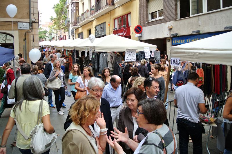 <div class='imageHoverDetail'>
             <p class='imageHoverTitle twoLineBreak'>Fira del comerç a Sarrià. Parades i visitants</p>
             <p class='imageHoverAutor oneLineBreak'>Autor: Vicente Zambrano González</p>
             <button class='imageHoverBtn'>Mostra els detalls de la imatge <span class='sr-only'>Fira del comerç a Sarrià. Parades i visitants</span></button>
             </div>