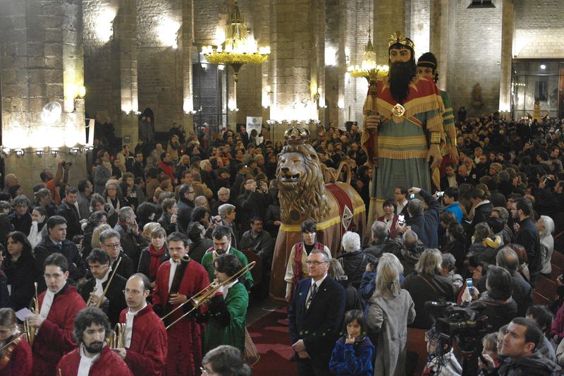 <div class='imageHoverDetail'>
             <p class='imageHoverTitle twoLineBreak'>Santa Eulàlia 2013. Protocols de l'Àliga. Ministrers, Lleó i Gegants de l'esg...</p>
             <p class='imageHoverAutor oneLineBreak'>Autor: Vicente Zambrano González</p>
             <button class='imageHoverBtn'>Mostra els detalls de la imatge <span class='sr-only'>Santa Eulàlia 2013. Protocols de l'Àliga. Ministrers, Lleó i Gegants de l'esg...</span></button>
             </div>