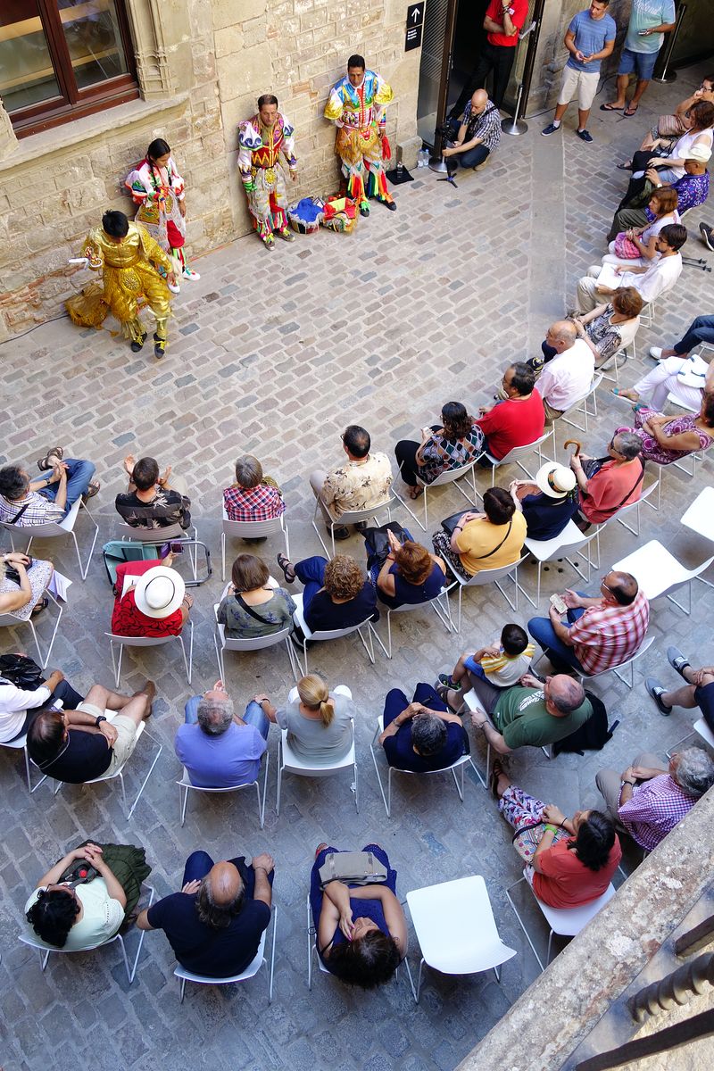 <div class='imageHoverDetail'>
             <p class='imageHoverTitle twoLineBreak'>Museu de les Cultures del Món. Espectacle folklòric peruà</p>
             <p class='imageHoverAutor oneLineBreak'>Autor: Vicente Zambrano González</p>
             <button class='imageHoverBtn'>Mostra els detalls de la imatge <span class='sr-only'>Museu de les Cultures del Món. Espectacle folklòric peruà</span></button>
             </div>