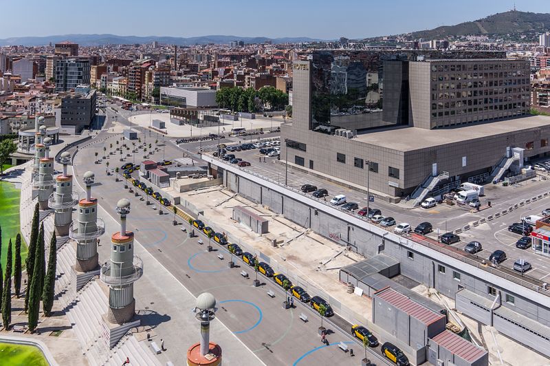 <div class='imageHoverDetail'>
             <p class='imageHoverTitle twoLineBreak'>Vista aèria de l'Estació de Sants. Parc de l'Espanya Industrial amb els fars</p>
             <p class='imageHoverAutor oneLineBreak'>Autor: AL PHT Air Picture TAVISA</p>
             <button class='imageHoverBtn'>Mostra els detalls de la imatge <span class='sr-only'>Vista aèria de l'Estació de Sants. Parc de l'Espanya Industrial amb els fars</span></button>
             </div>