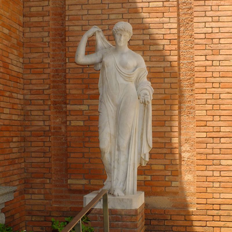 <div class='imageHoverDetail'>
             <p class='imageHoverTitle twoLineBreak'>Palauet Albéniz. Escultura còpia de la Venus de Frejús</p>
             <p class='imageHoverAutor oneLineBreak'>Autor: Vicente Zambrano González</p>
             <button class='imageHoverBtn'>Mostra els detalls de la imatge <span class='sr-only'>Palauet Albéniz. Escultura còpia de la Venus de Frejús</span></button>
             </div>