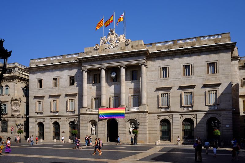 <div class='imageHoverDetail'>
             <p class='imageHoverTitle twoLineBreak'>Bandera LGTBI a l'Ajuntament de Barcelona</p>
             <p class='imageHoverAutor oneLineBreak'>Autor: Vicente Zambrano González</p>
             <button class='imageHoverBtn'>Mostra els detalls de la imatge <span class='sr-only'>Bandera LGTBI a l'Ajuntament de Barcelona</span></button>
             </div>