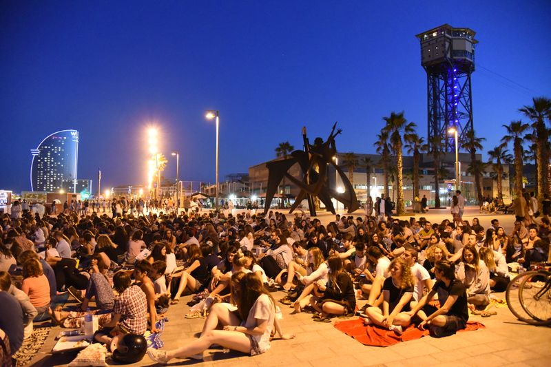 <div class='imageHoverDetail'>
             <p class='imageHoverTitle twoLineBreak'>Cinema a la platja de Sant Sebastià a l'estiu</p>
             <p class='imageHoverAutor oneLineBreak'>Autor: Antonio Lajusticia Bueno</p>
             <button class='imageHoverBtn'>Mostra els detalls de la imatge <span class='sr-only'>Cinema a la platja de Sant Sebastià a l'estiu</span></button>
             </div>