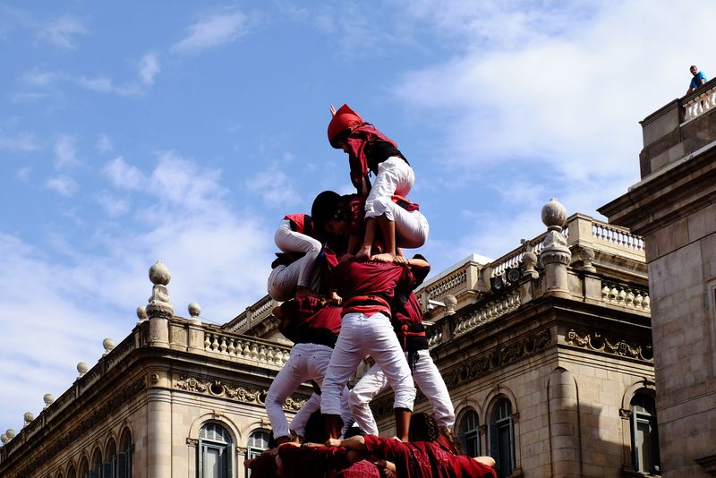 <div class='imageHoverDetail'>
             <p class='imageHoverTitle twoLineBreak'>La Mercè 2016. Jornada castellera. Colla Castellera Jove de Barcelona. Enxane...</p>
             <p class='imageHoverAutor oneLineBreak'>Autor: Vicente Zambrano González</p>
             <button class='imageHoverBtn'>Mostra els detalls de la imatge <span class='sr-only'>La Mercè 2016. Jornada castellera. Colla Castellera Jove de Barcelona. Enxane...</span></button>
             </div>