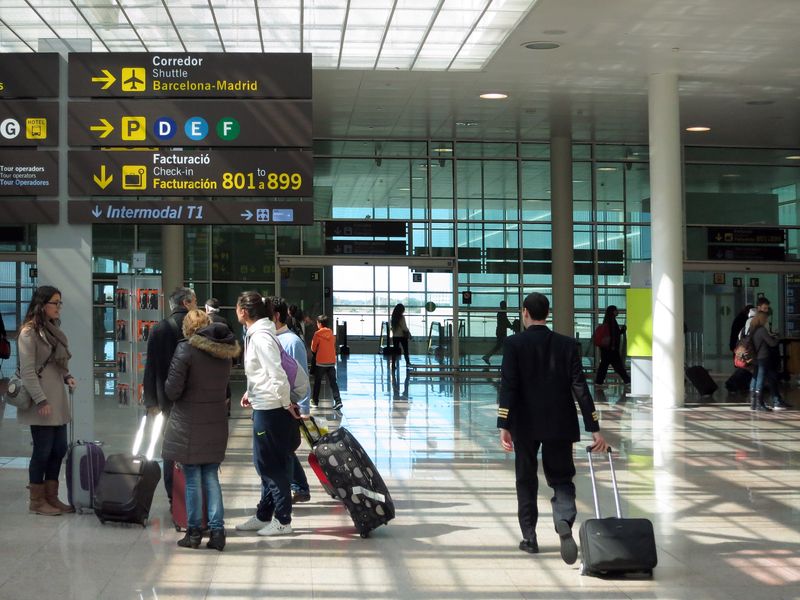 <div class='imageHoverDetail'>
             <p class='imageHoverTitle twoLineBreak'>Aeroport de Barcelona. Interior de la Terminal 1</p>
             <p class='imageHoverAutor oneLineBreak'>Autor: Vicente Zambrano González</p>
             <button class='imageHoverBtn'>Mostra els detalls de la imatge <span class='sr-only'>Aeroport de Barcelona. Interior de la Terminal 1</span></button>
             </div>