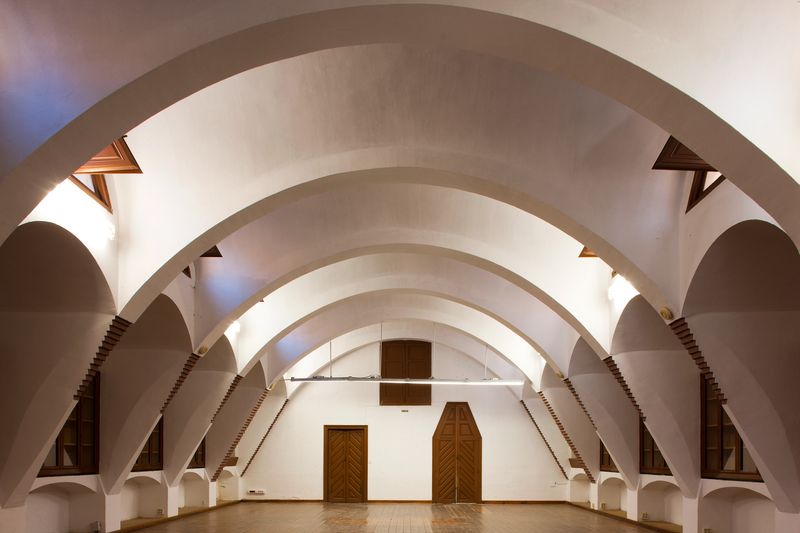 <div class='imageHoverDetail'>
             <p class='imageHoverTitle twoLineBreak'>Pavellons Güell. Sala amb arcs parabòlics</p>
             <p class='imageHoverAutor oneLineBreak'>Autor: Pepe Navarro</p>
             <button class='imageHoverBtn'>Mostra els detalls de la imatge <span class='sr-only'>Pavellons Güell. Sala amb arcs parabòlics</span></button>
             </div>