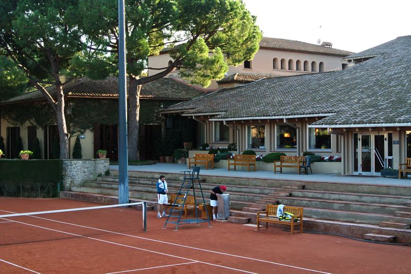 <div class='imageHoverDetail'>
             <p class='imageHoverTitle twoLineBreak'>Can Canet de la Riera. Pista de tennis</p>
             <p class='imageHoverAutor oneLineBreak'>Autor: Vicente Zambrano González</p>
             <button class='imageHoverBtn'>Mostra els detalls de la imatge <span class='sr-only'>Can Canet de la Riera. Pista de tennis</span></button>
             </div>