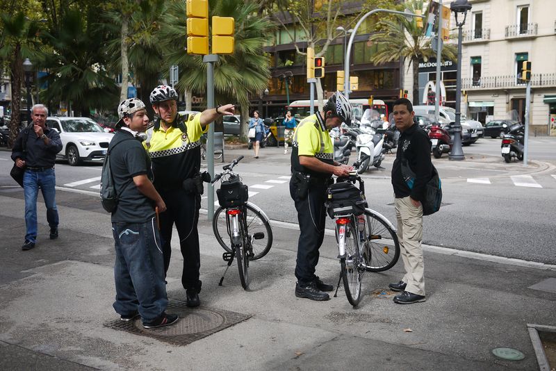 <div class='imageHoverDetail'>
             <p class='imageHoverTitle twoLineBreak'>Guàrdia Urbana en bicicleta</p>
             <p class='imageHoverAutor oneLineBreak'>Autor: Vicente Zambrano González</p>
             <button class='imageHoverBtn'>Mostra els detalls de la imatge <span class='sr-only'>Guàrdia Urbana en bicicleta</span></button>
             </div>