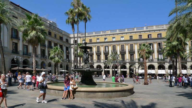 <div class='imageHoverDetail'>
             <p class='imageHoverTitle twoLineBreak'>Plaça Reial. Font de les Tres Gràcies</p>
             <p class='imageHoverAutor oneLineBreak'>Autor: Vicente Zambrano González</p>
             <button class='imageHoverBtn'>Mostra els detalls de la imatge <span class='sr-only'>Plaça Reial. Font de les Tres Gràcies</span></button>
             </div>