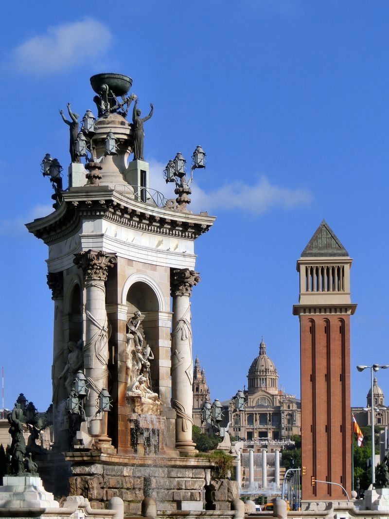 <div class='imageHoverDetail'>
             <p class='imageHoverTitle twoLineBreak'>Plaça d'Espanya amb la Font dels Tres Mars,  una de les Torres Venecianes i, ...</p>
             <p class='imageHoverAutor oneLineBreak'>Autor: Vicente Zambrano González</p>
             <button class='imageHoverBtn'>Mostra els detalls de la imatge <span class='sr-only'>Plaça d'Espanya amb la Font dels Tres Mars,  una de les Torres Venecianes i, ...</span></button>
             </div>