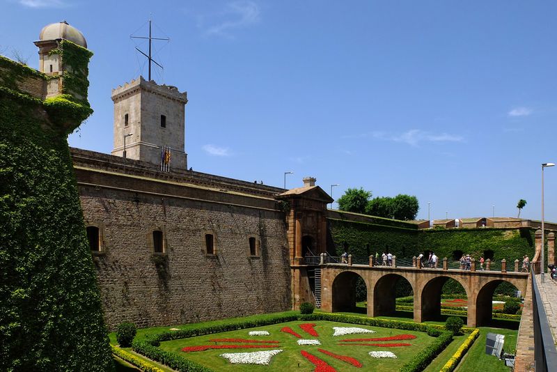 <div class='imageHoverDetail'>
             <p class='imageHoverTitle twoLineBreak'>Castell de Montjuïc i fossar d'entrada</p>
             <p class='imageHoverAutor oneLineBreak'>Autor: Vicente Zambrano González</p>
             <button class='imageHoverBtn'>Mostra els detalls de la imatge <span class='sr-only'>Castell de Montjuïc i fossar d'entrada</span></button>
             </div>