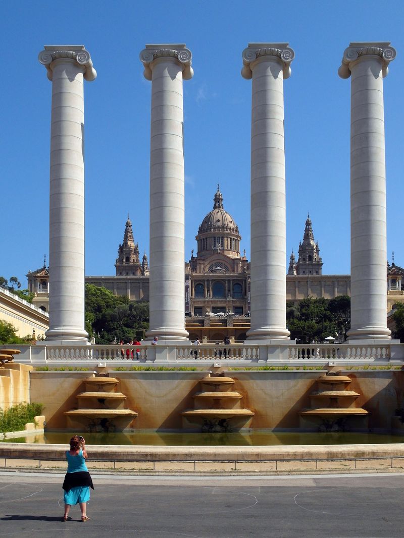 <div class='imageHoverDetail'>
             <p class='imageHoverTitle twoLineBreak'>Museu Nacional d'Art de Catalunya (MNAC) i les Quatre Columnes des de la Font...</p>
             <p class='imageHoverAutor oneLineBreak'>Autor: Vicente Zambrano González</p>
             <button class='imageHoverBtn'>Mostra els detalls de la imatge <span class='sr-only'>Museu Nacional d'Art de Catalunya (MNAC) i les Quatre Columnes des de la Font...</span></button>
             </div>