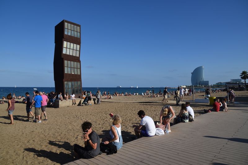 <div class='imageHoverDetail'>
             <p class='imageHoverTitle twoLineBreak'>L'estel ferit (escultura), a la platja de la Barceloneta</p>
             <p class='imageHoverAutor oneLineBreak'>Autor: Antonio Lajusticia Bueno</p>
             <button class='imageHoverBtn'>Mostra els detalls de la imatge <span class='sr-only'>L'estel ferit (escultura), a la platja de la Barceloneta</span></button>
             </div>