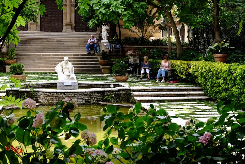 <div class='imageHoverDetail'>
             <p class='imageHoverTitle twoLineBreak'>Jardins de la Fundació Julio Muñoz Ramonet (Can Fabra). Visitants asseguts vo...</p>
             <p class='imageHoverAutor oneLineBreak'>Autor: Vicente Zambrano González</p>
             <button class='imageHoverBtn'>Mostra els detalls de la imatge <span class='sr-only'>Jardins de la Fundació Julio Muñoz Ramonet (Can Fabra). Visitants asseguts vo...</span></button>
             </div>