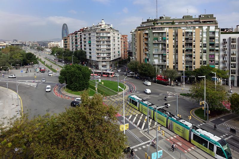 <div class='imageHoverDetail'>
             <p class='imageHoverTitle twoLineBreak'>Avinguda Meridiana, tram entre Ciutadella i plaça de les Glòries Catalanes. T...</p>
             <p class='imageHoverAutor oneLineBreak'>Autor: Vicente Zambrano González</p>
             <button class='imageHoverBtn'>Mostra els detalls de la imatge <span class='sr-only'>Avinguda Meridiana, tram entre Ciutadella i plaça de les Glòries Catalanes. T...</span></button>
             </div>