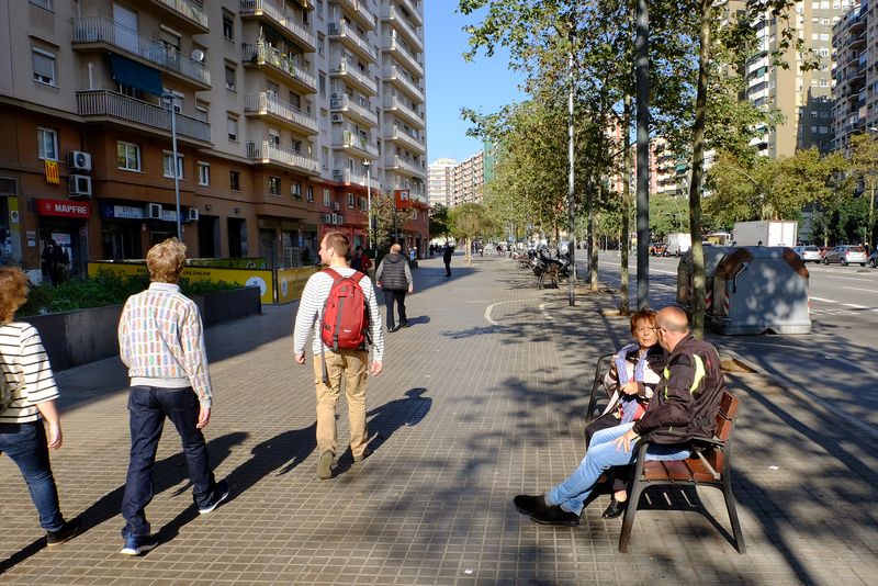 <div class='imageHoverDetail'>
             <p class='imageHoverTitle twoLineBreak'>Avinguda Meridiana, tram entre el carrer de Felip II i la plaça de la Toleràn...</p>
             <p class='imageHoverAutor oneLineBreak'>Autor: Vicente Zambrano González</p>
             <button class='imageHoverBtn'>Mostra els detalls de la imatge <span class='sr-only'>Avinguda Meridiana, tram entre el carrer de Felip II i la plaça de la Toleràn...</span></button>
             </div>