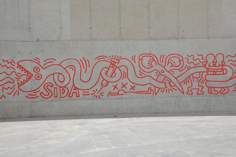 <div class='imageHoverDetail'>
             <p class='imageHoverTitle twoLineBreak'>Mural contra la sida de Keith Haring</p>
             <p class='imageHoverAutor oneLineBreak'>Autor: Antonio Lajusticia Bueno</p>
             <button class='imageHoverBtn'>Mostra els detalls de la imatge <span class='sr-only'>Mural contra la sida de Keith Haring</span></button>
             </div>