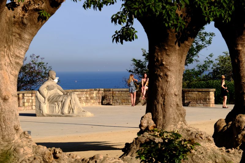 <div class='imageHoverDetail'>
             <p class='imageHoverTitle twoLineBreak'>Escultures dels jardins de Miramar. La serenitat (escultura), de Josep Clarà</p>
             <p class='imageHoverAutor oneLineBreak'>Autor: Vicente Zambrano González</p>
             <button class='imageHoverBtn'>Mostra els detalls de la imatge <span class='sr-only'>Escultures dels jardins de Miramar. La serenitat (escultura), de Josep Clarà</span></button>
             </div>