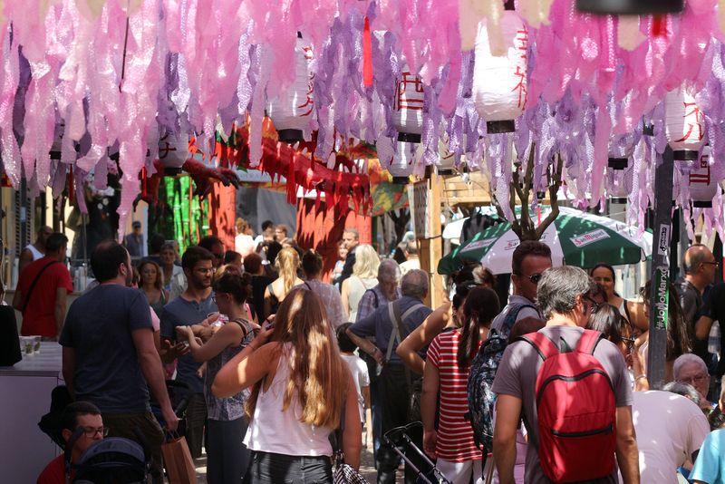 <div class='imageHoverDetail'>
             <p class='imageHoverTitle twoLineBreak'>Festa Major de Gràcia. 1r. Verdi. Japó. Tires de colors</p>
             <p class='imageHoverAutor oneLineBreak'>Autor: Vicente Zambrano González</p>
             <button class='imageHoverBtn'>Mostra els detalls de la imatge <span class='sr-only'>Festa Major de Gràcia. 1r. Verdi. Japó. Tires de colors</span></button>
             </div>