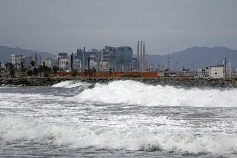 <div class='imageHoverDetail'>
             <p class='imageHoverTitle twoLineBreak'>Vistes de la platja i del mar a la tardor. Amb la zona del Fòrum al fons</p>
             <p class='imageHoverAutor oneLineBreak'>Autor: Vicente Zambrano González</p>
             <button class='imageHoverBtn'>Mostra els detalls de la imatge <span class='sr-only'>Vistes de la platja i del mar a la tardor. Amb la zona del Fòrum al fons</span></button>
             </div>