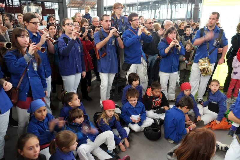 <div class='imageHoverDetail'>
             <p class='imageHoverTitle twoLineBreak'>Castellers de la Vila de Gràcia. Músics</p>
             <p class='imageHoverAutor oneLineBreak'>Autor: Vicente Zambrano González</p>
             <button class='imageHoverBtn'>Mostra els detalls de la imatge <span class='sr-only'>Castellers de la Vila de Gràcia. Músics</span></button>
             </div>