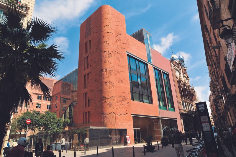 <div class='imageHoverDetail'>
             <p class='imageHoverTitle twoLineBreak'>Palau de la Música. Edifici annex</p>
             <p class='imageHoverAutor oneLineBreak'>Autor: Antonio Lajusticia Bueno</p>
             <button class='imageHoverBtn'>Mostra els detalls de la imatge <span class='sr-only'>Palau de la Música. Edifici annex</span></button>
             </div>