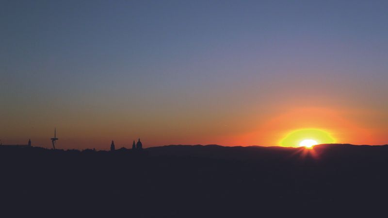 <div class='imageHoverDetail'>
             <p class='imageHoverTitle twoLineBreak'>Vista de Montjuïc i Collserola</p>
             <p class='imageHoverAutor oneLineBreak'>Autor: Vicente Zambrano González</p>
             <button class='imageHoverBtn'>Mostra els detalls de la imatge <span class='sr-only'>Vista de Montjuïc i Collserola</span></button>
             </div>