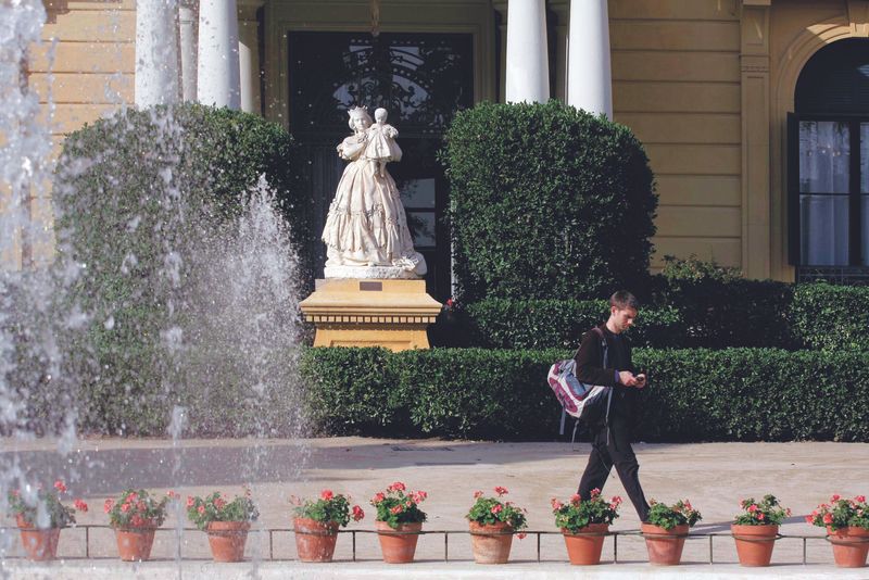 <div class='imageHoverDetail'>
             <p class='imageHoverTitle twoLineBreak'>Palau de Pedralbes. Jardins amb una escultura d'Isabel II mostrant el seu fil...</p>
             <p class='imageHoverAutor oneLineBreak'>Autor: Vicente Zambrano González</p>
             <button class='imageHoverBtn'>Mostra els detalls de la imatge <span class='sr-only'>Palau de Pedralbes. Jardins amb una escultura d'Isabel II mostrant el seu fil...</span></button>
             </div>