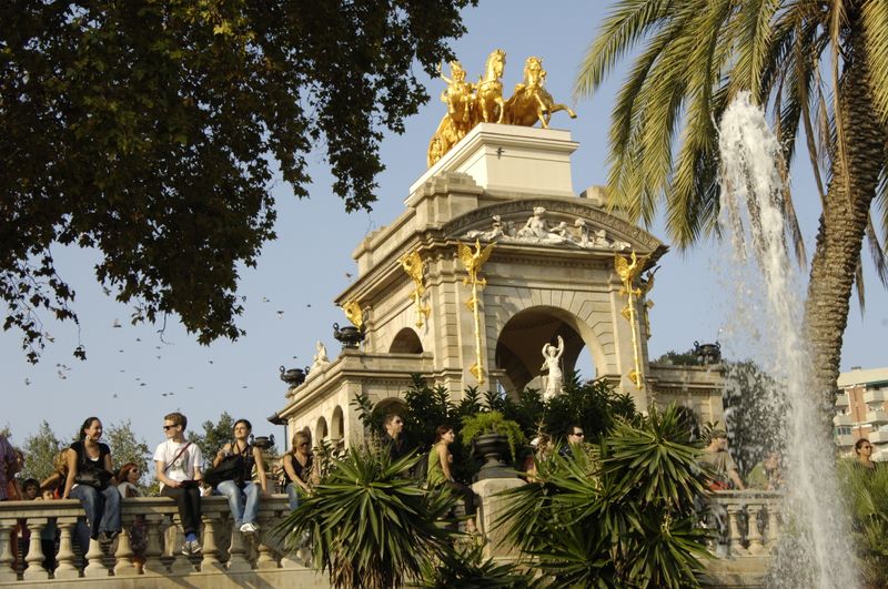 <div class='imageHoverDetail'>
             <p class='imageHoverTitle twoLineBreak'>La Mercè 2009. Parc de la Ciutadella Visitants a la zona de la cascada</p>
             <p class='imageHoverAutor oneLineBreak'>Autor: Antonio Lajusticia Bueno</p>
             <button class='imageHoverBtn'>Mostra els detalls de la imatge <span class='sr-only'>La Mercè 2009. Parc de la Ciutadella Visitants a la zona de la cascada</span></button>
             </div>