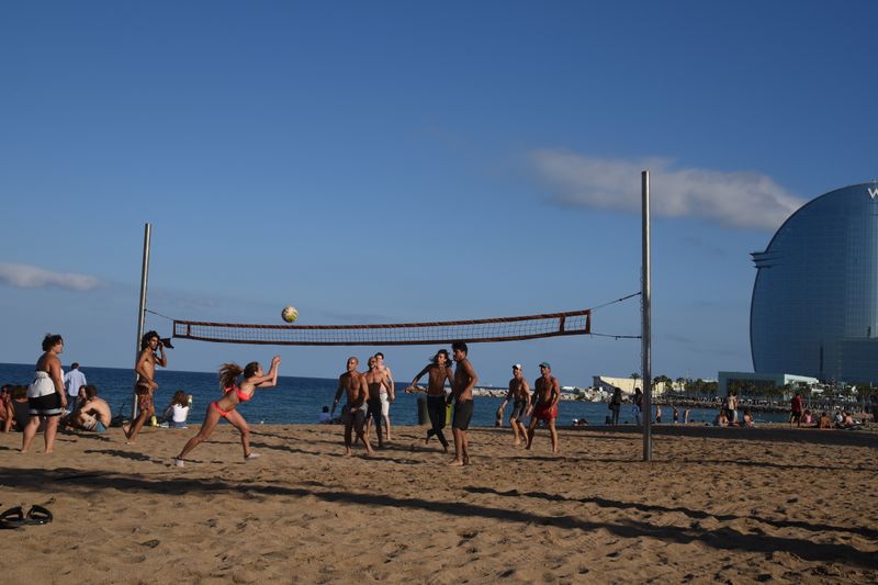 <div class='imageHoverDetail'>
             <p class='imageHoverTitle twoLineBreak'>Platja de Sant Sebastià. Voleibol</p>
             <p class='imageHoverAutor oneLineBreak'>Autor: Antonio Lajusticia Bueno</p>
             <button class='imageHoverBtn'>Mostra els detalls de la imatge <span class='sr-only'>Platja de Sant Sebastià. Voleibol</span></button>
             </div>