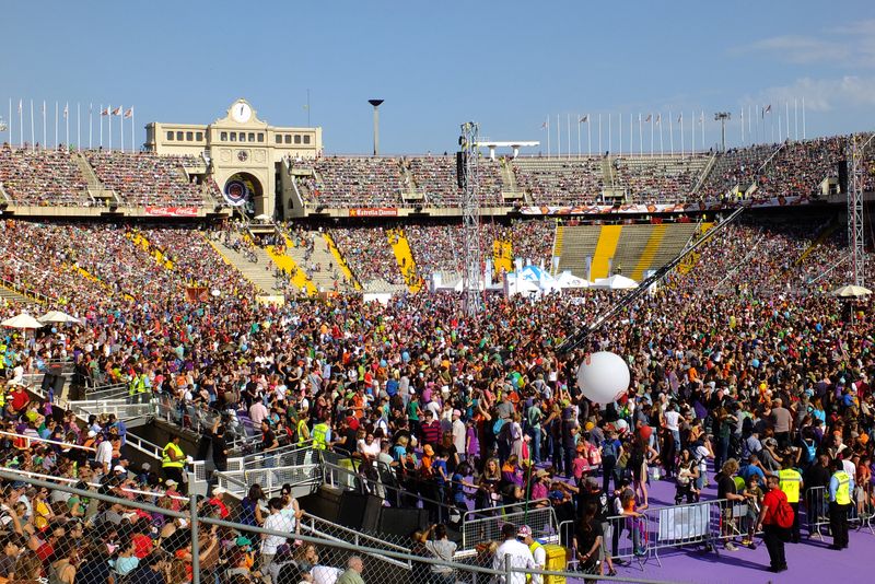 <div class='imageHoverDetail'>
             <p class='imageHoverTitle twoLineBreak'>Festa dels Súpers a l'Estadi Olímpic. Públic davant l'escenari</p>
             <p class='imageHoverAutor oneLineBreak'>Autor: Vicente Zambrano González</p>
             <button class='imageHoverBtn'>Mostra els detalls de la imatge <span class='sr-only'>Festa dels Súpers a l'Estadi Olímpic. Públic davant l'escenari</span></button>
             </div>