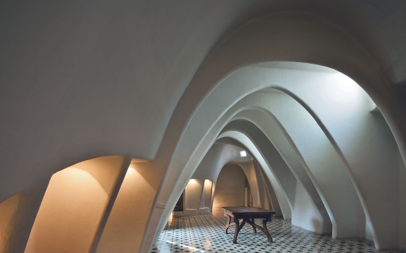 <div class='imageHoverDetail'>
             <p class='imageHoverTitle twoLineBreak'>Casa Batlló. Àtic</p>
             <p class='imageHoverAutor oneLineBreak'>Autor: Pepe Navarro</p>
             <button class='imageHoverBtn'>Mostra els detalls de la imatge <span class='sr-only'>Casa Batlló. Àtic</span></button>
             </div>