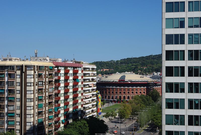 <div class='imageHoverDetail'>
             <p class='imageHoverTitle twoLineBreak'>Carrer de Tarragona. Torre Catalunya i Centre Comercial Les Arenes</p>
             <p class='imageHoverAutor oneLineBreak'>Autor: Vicente Zambrano González</p>
             <button class='imageHoverBtn'>Mostra els detalls de la imatge <span class='sr-only'>Carrer de Tarragona. Torre Catalunya i Centre Comercial Les Arenes</span></button>
             </div>