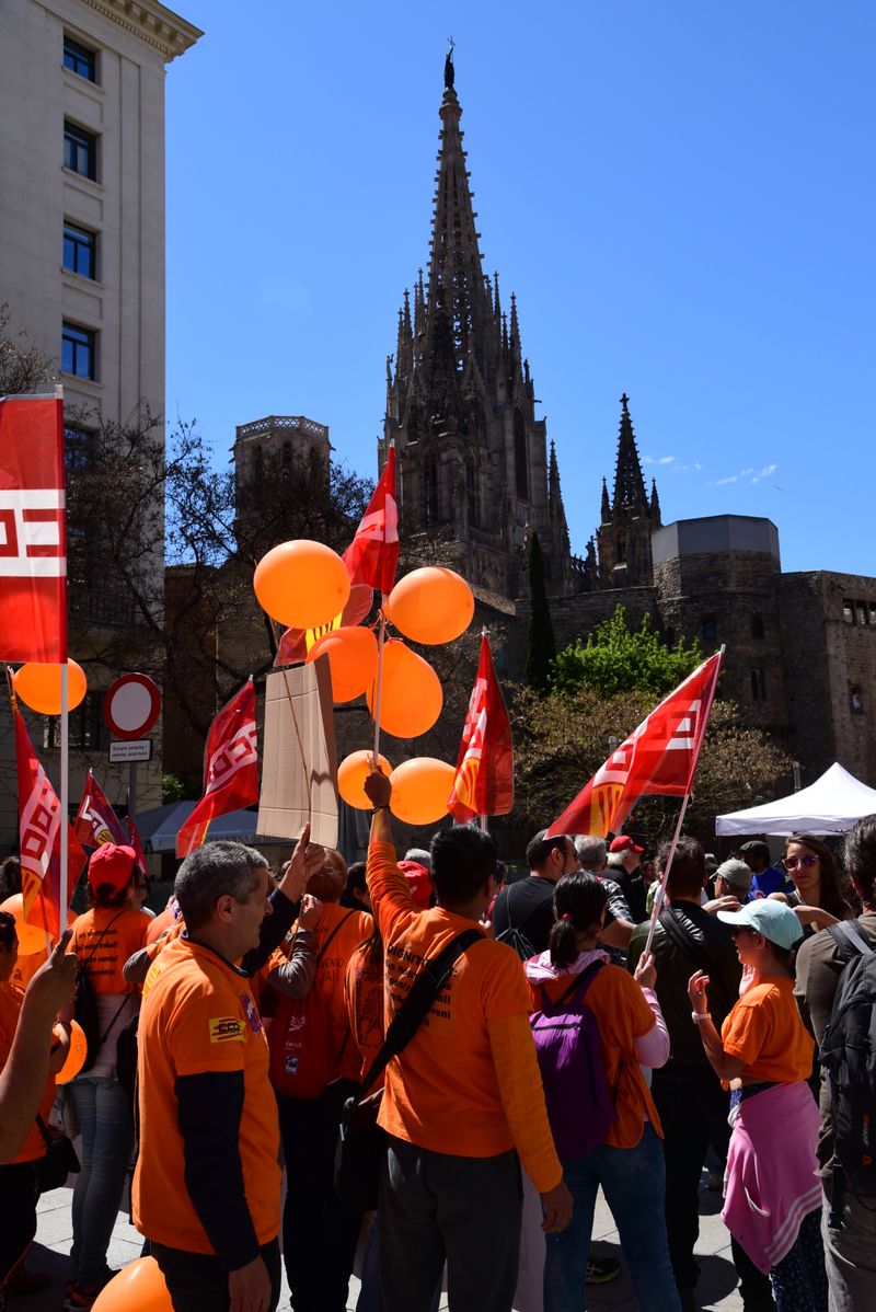 <div class='imageHoverDetail'>
             <p class='imageHoverTitle twoLineBreak'>Dia Internacional dels Treballadors. Manifestació. Via Laietana</p>
             <p class='imageHoverAutor oneLineBreak'>Autor: Antonio Lajusticia Bueno</p>
             <button class='imageHoverBtn'>Mostra els detalls de la imatge <span class='sr-only'>Dia Internacional dels Treballadors. Manifestació. Via Laietana</span></button>
             </div>