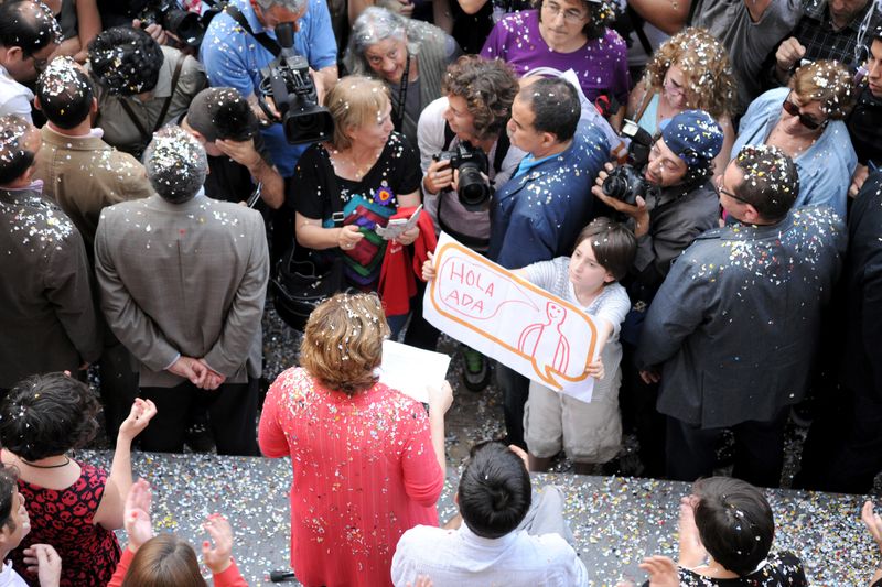 <div class='imageHoverDetail'>
             <p class='imageHoverTitle twoLineBreak'>Sessió constitutiva de la corporació municipal. Ciutadans reunits a la plaça ...</p>
             <p class='imageHoverAutor oneLineBreak'>Autor: Antonio Lajusticia Bueno</p>
             <button class='imageHoverBtn'>Mostra els detalls de la imatge <span class='sr-only'>Sessió constitutiva de la corporació municipal. Ciutadans reunits a la plaça ...</span></button>
             </div>