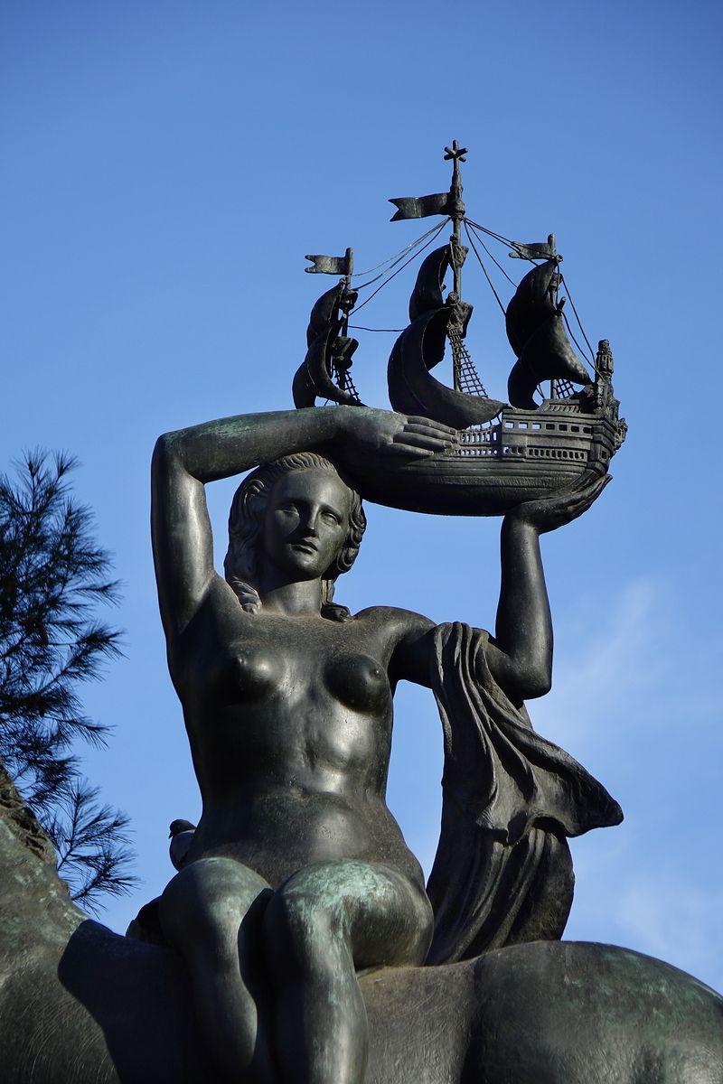 <div class='imageHoverDetail'>
             <p class='imageHoverTitle twoLineBreak'>Escultura Barcelona, de Frederic Marès, a la plaça de Catalunya. Detall de la...</p>
             <p class='imageHoverAutor oneLineBreak'>Autor: Vicente Zambrano González</p>
             <button class='imageHoverBtn'>Mostra els detalls de la imatge <span class='sr-only'>Escultura Barcelona, de Frederic Marès, a la plaça de Catalunya. Detall de la...</span></button>
             </div>