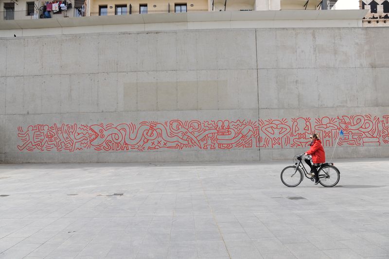 <div class='imageHoverDetail'>
             <p class='imageHoverTitle twoLineBreak'>Mural contra la sida de Keith Haring. Ciclista passant per davant del mural</p>
             <p class='imageHoverAutor oneLineBreak'>Autor: Antonio Lajusticia Bueno</p>
             <button class='imageHoverBtn'>Mostra els detalls de la imatge <span class='sr-only'>Mural contra la sida de Keith Haring. Ciclista passant per davant del mural</span></button>
             </div>